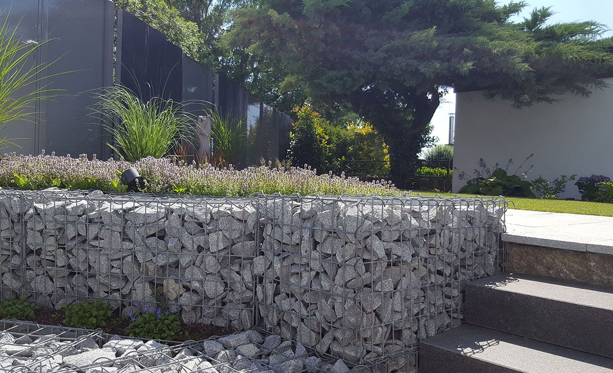 Gabionen in Kombination mit Pflanzen ergeben lebendige Mauern